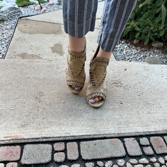 Adorable Tan Maurices Heels 7.5 - Great to Wear to the Office or a Day Out! - Picture 2 of 5